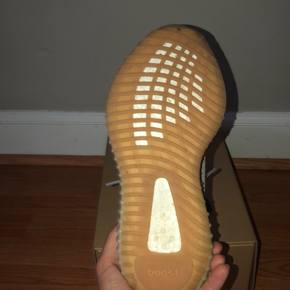Yeezy 350 V2. Sesame - Picture 3 of 8